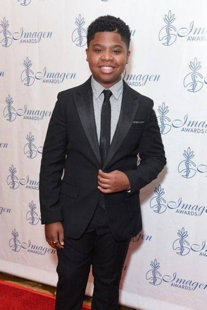 Benjamin Flores Jr. Age, Net Worth, Girlfriend, Family, Height and