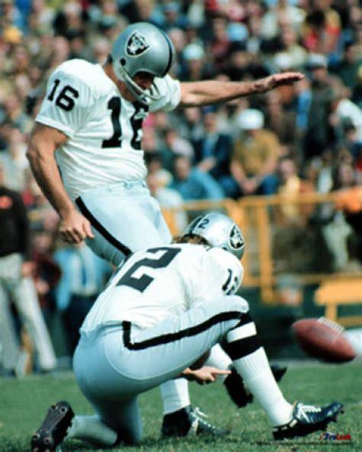 Blanda, NFL quarterback and kicker who played until age 48, dies