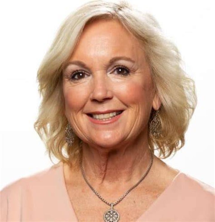 Cindy Farmer Bio, Age, Husband, Family, FOX 8, Net Worth, Salary