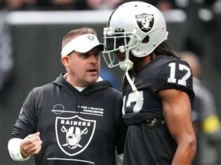 Despite Heavy Criticism, Josh McDaniels Has a Fan in Former Patriots
