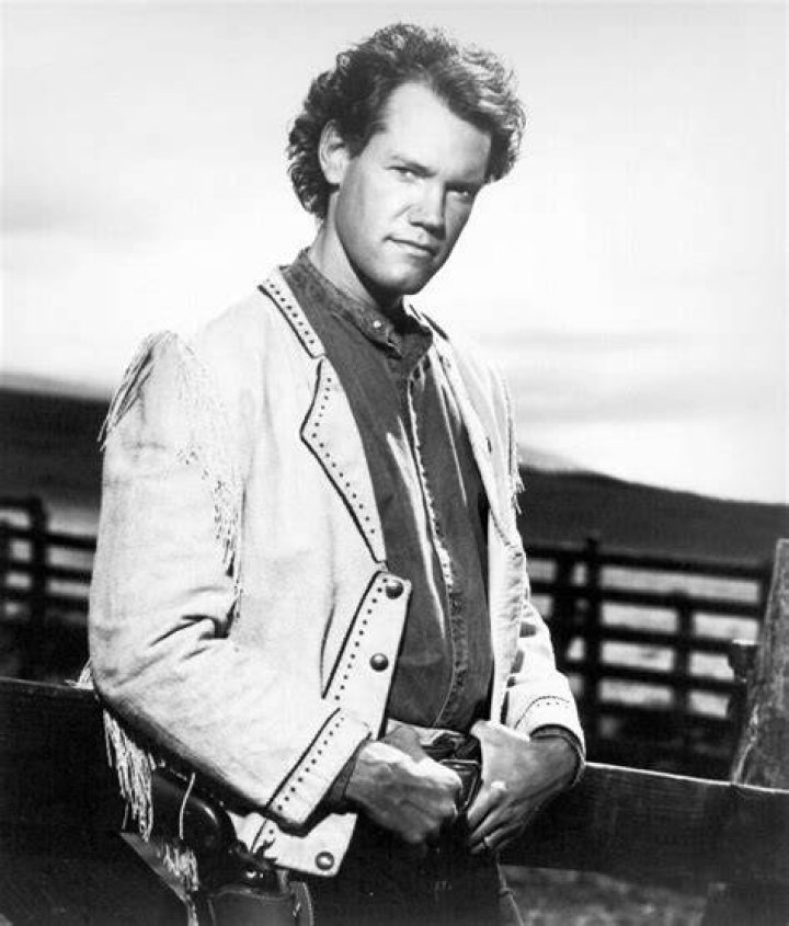 Doctors Singer Randy Travis awake after stroke