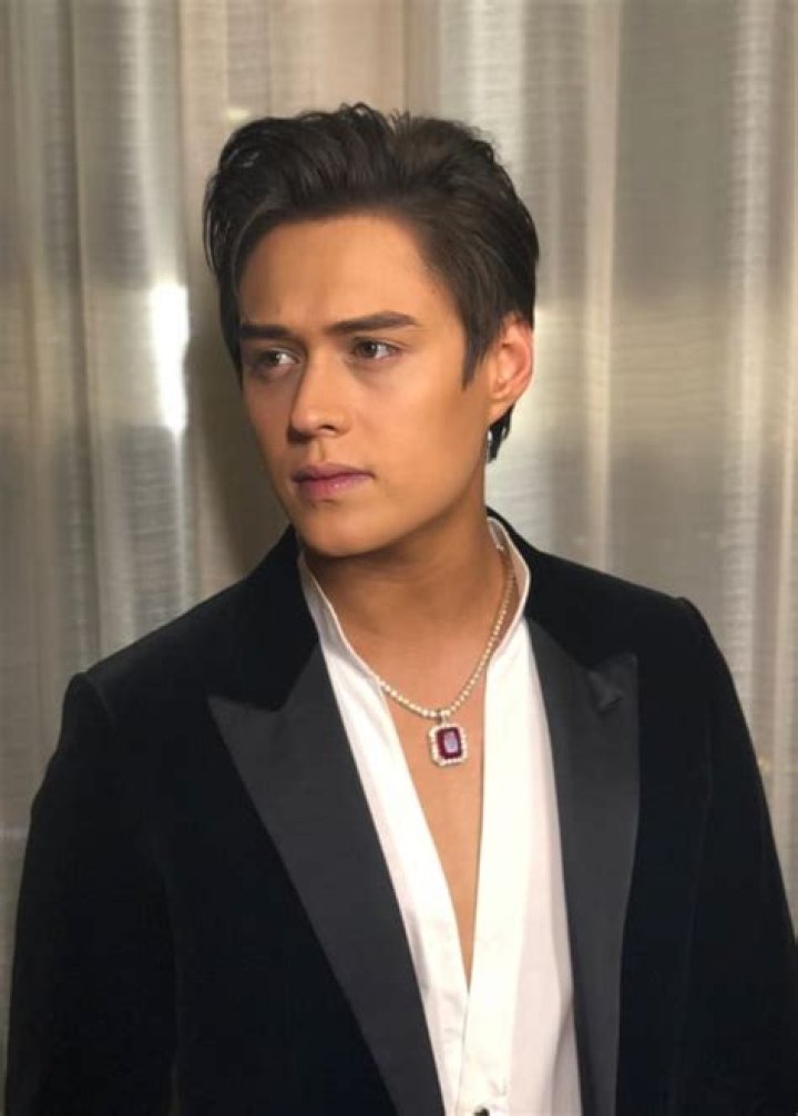 Enrique Gil Height, Weight, Age, Body Statistics Healthy Celeb