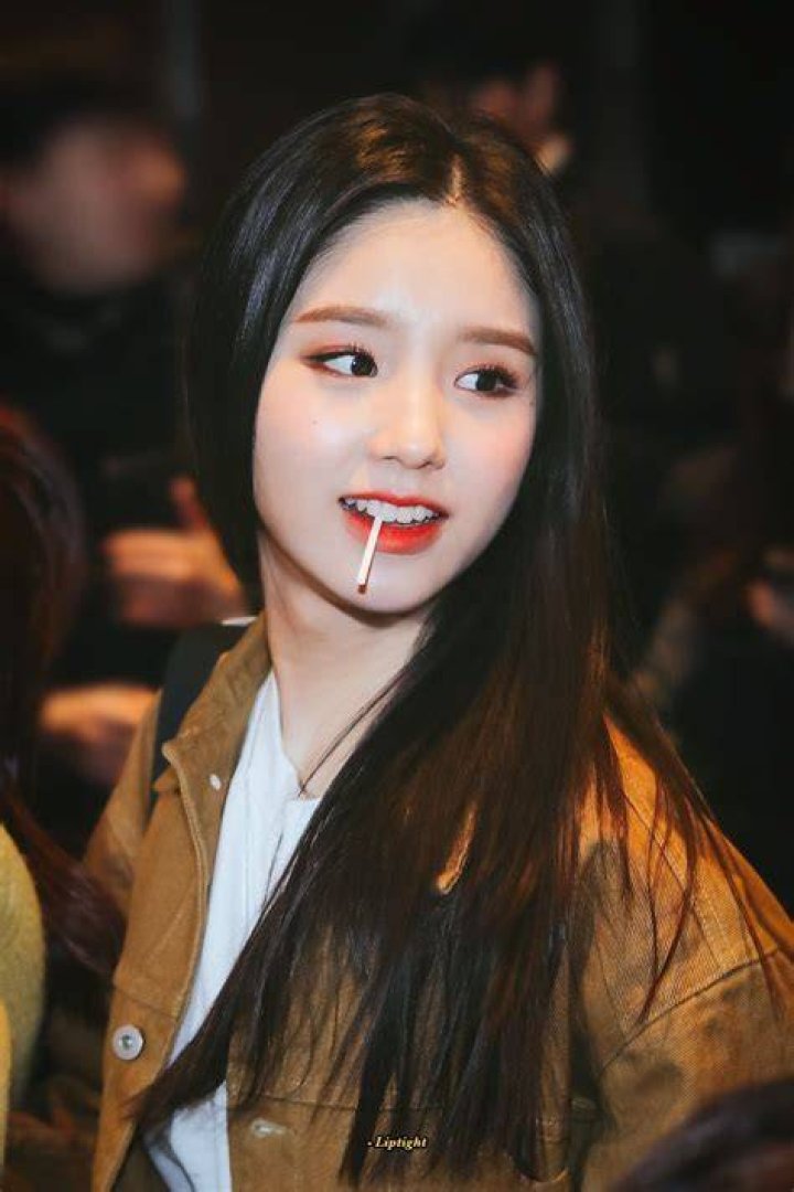 Heejin (Korean Pop Singer) Bio, Height, Weight, Boyfriend, Age