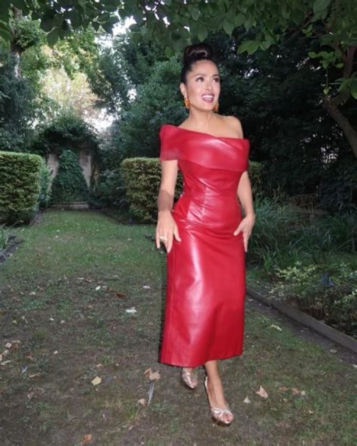 In red, Salma AlShimi in a new photo session to congratulate AlAhly