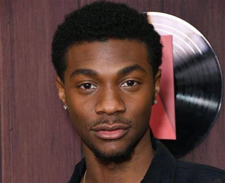 Jonathan Daviss (Actor) Wiki, Bio, Age, Height, Weight, Girlfriend, Net