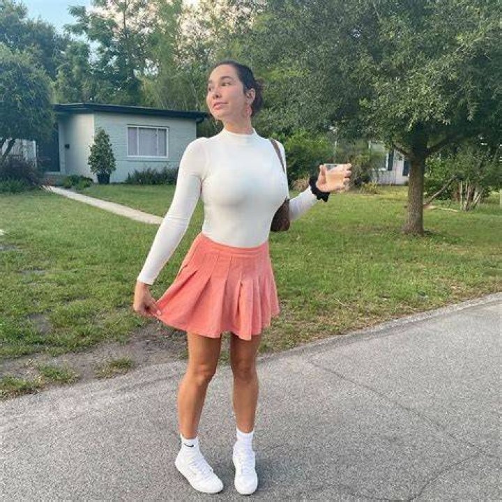 Karlee Grey Scrolller