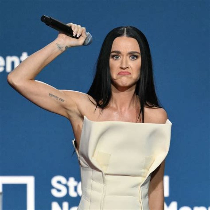Katy Perry's Height and Shoe Size How Tall Without Heels?