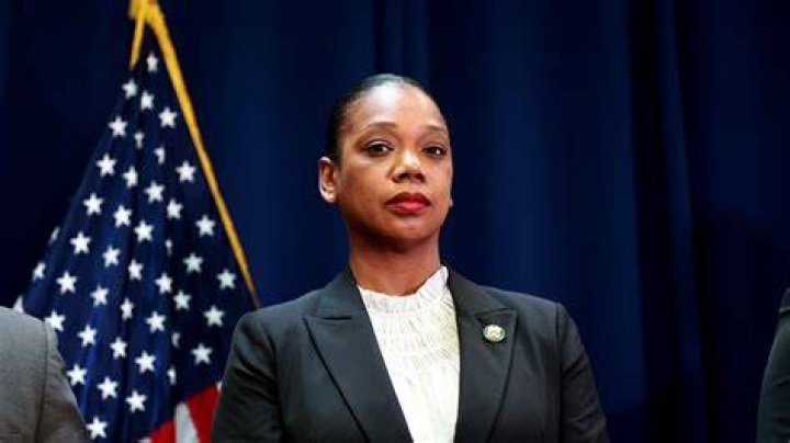 Keechant Sewell resigns Who will replace NYC police commissioner
