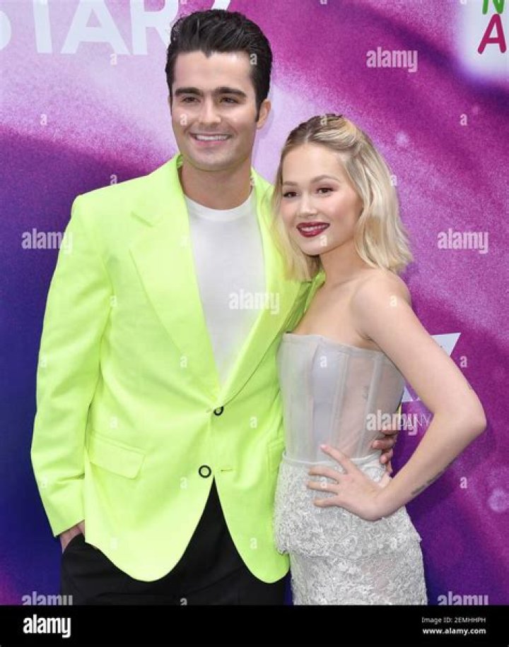 Kelli Berglund 2023 Girlfriend, net worth, tattoos, smoking & body