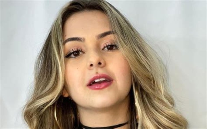 Klara Castanho posa poderosa e brinca "Toda natural" Revista Marie