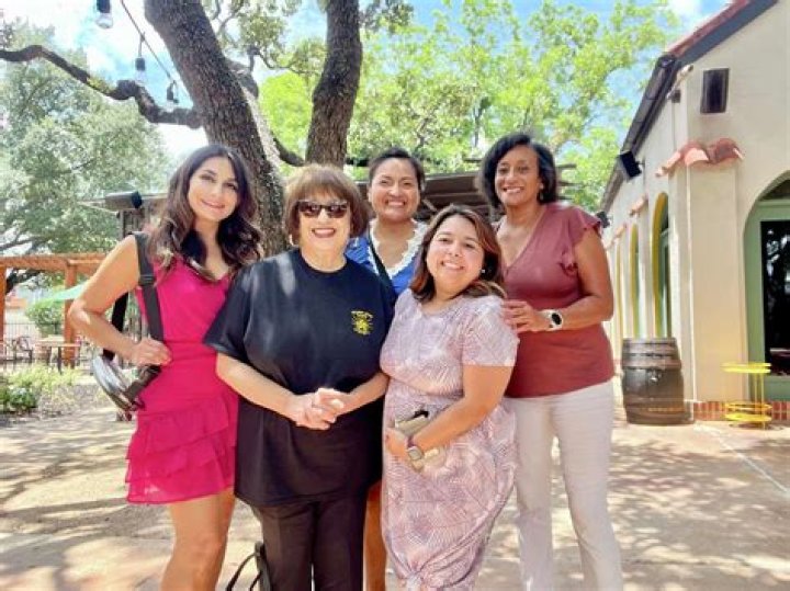 KSAT promotes Stephanie Serna and Sarah Acosta to new anchor roles