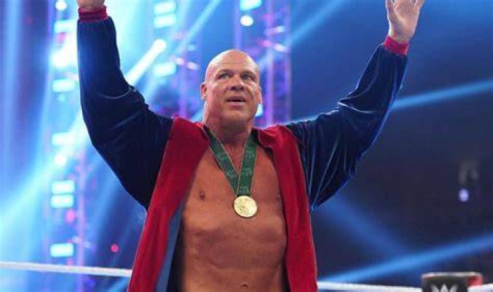 Kurt Angle diz que Hulk Hogan "n&atilde;o consegue sentir a parte inferior do
