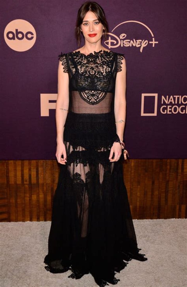Lizzy Caplan Height, Weight, Age, Net Worth, Family, Bio, Salary
