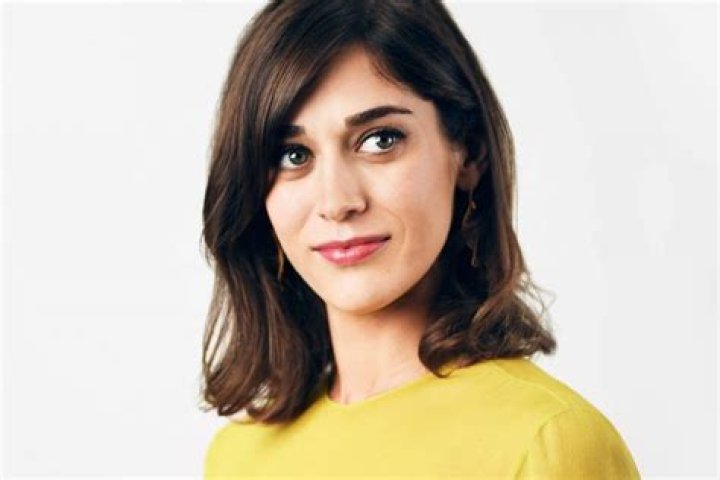 Lizzy Caplan Instagram, Age, Net Worth, Wiki, Twitter, Photos, Youtube, Fb