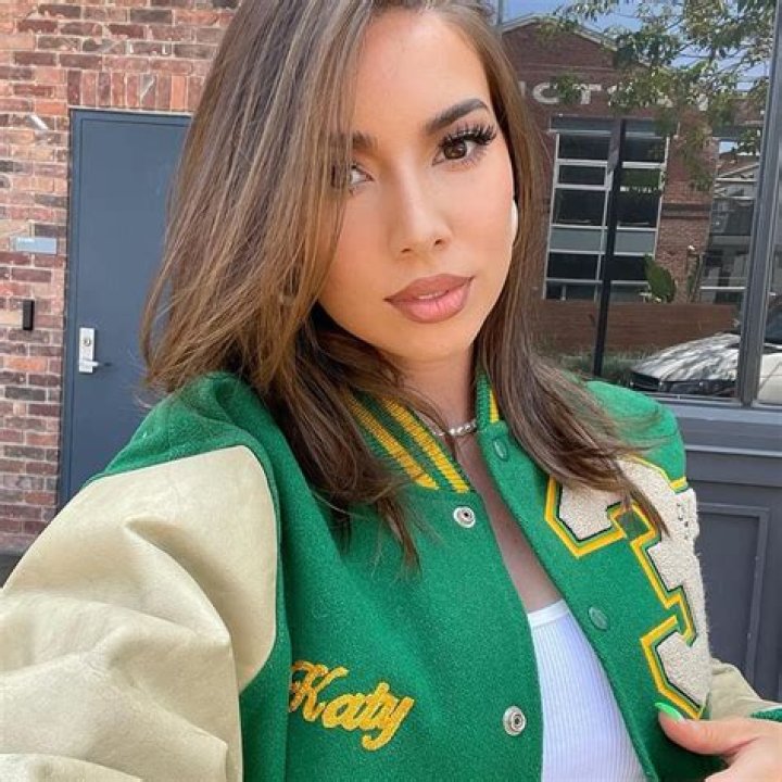 Lustrelux Bio, Wiki, Net Worth, Married, Husband, Age, Height