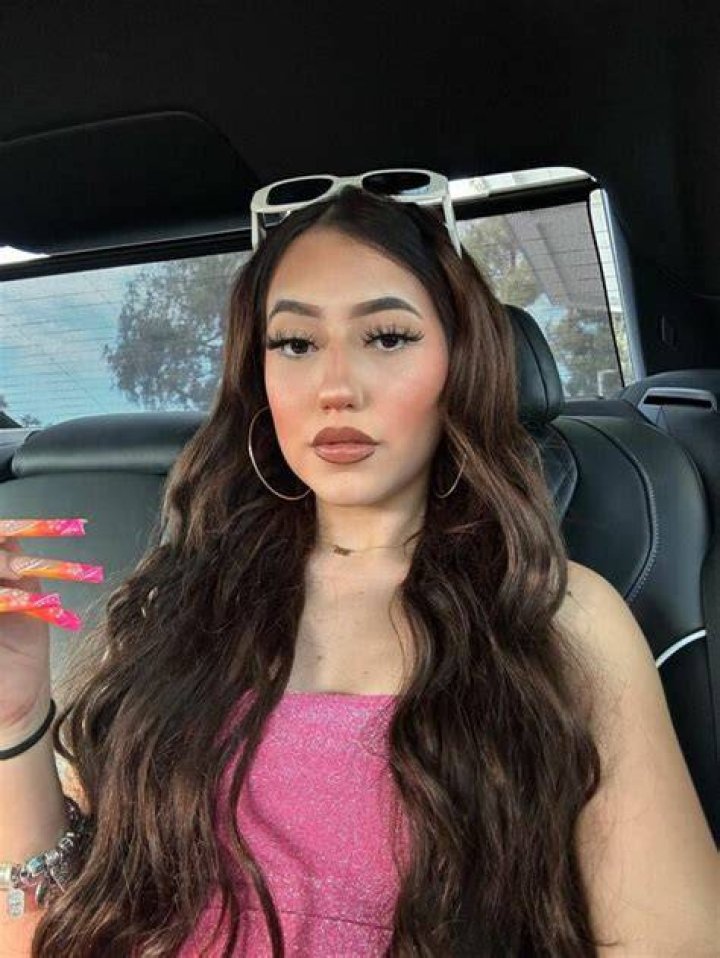 Meche (TikTok Star) Wiki Age, Career, Net Worth, Boyfriend, Height