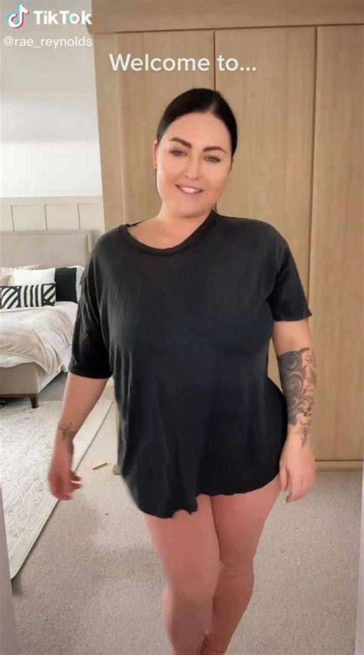 OnlyFans model wows fans in red lingerie declaring &lsquo;mums can do it too
