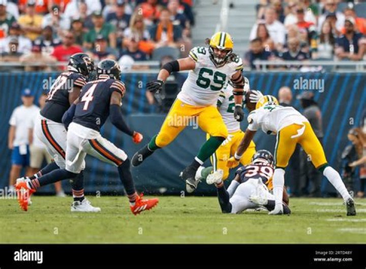 Packers tackle David Bakhtiari spoke to ref before controversial call