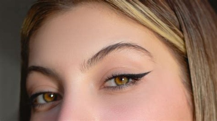 Pin thin black eyebrows eyes and lips. Less is more Gothic fashion