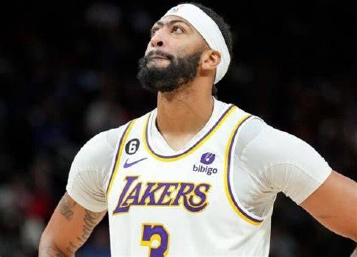 Professional basketball player Anthony Davis, left, and Erainer Davis