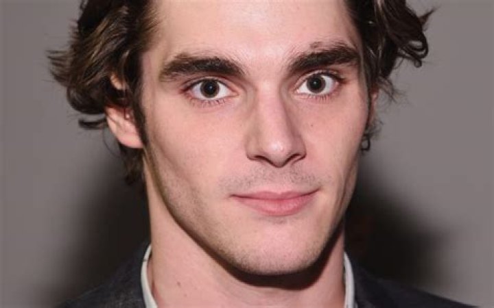 RJ Mitte Net Worth, Height, Age, Girlfriend, Dating, Family, Biography