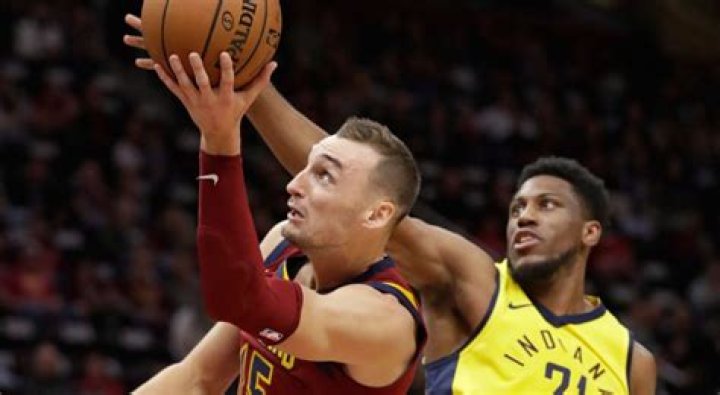 Sam Dekker could miss month with sprained ankle
