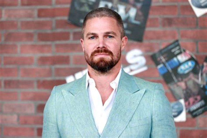 Stephen Amell apologizes for disorderly conduct on a Delta flight