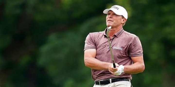 Steve Stricker's daughter Izzi caddying at Senior PGA PGA TOUR