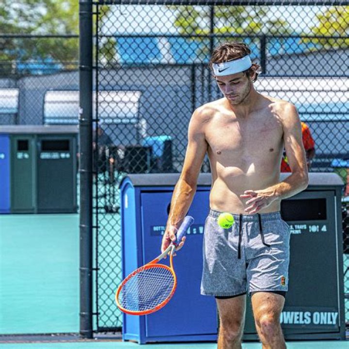 Taylor Fritz's model girlfriend Riddle poses in green swimsuit