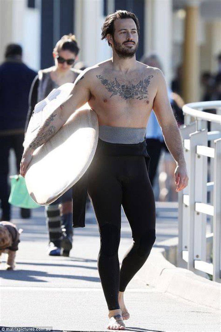 Tyson Mullane goes shirtless during beach outing with girlfriend Pia